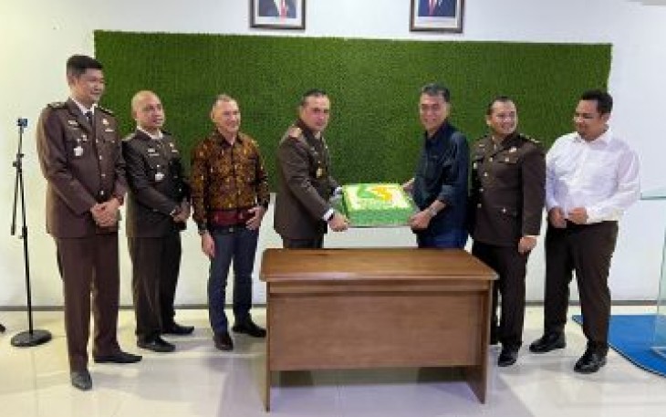 Kejari Natuna saat Mendapat Kejutan dari Bupati Natuna di Hari Bhakti Adhiyaksa Ke-63