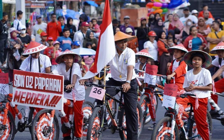 Kemeriahan pawai sepeda hias saat karnaval Hari Ulang Tahun (HUT) Kemerdekaan Republik Indonesia ke-78 di Kabupaten Karanganyar, pada Jumat (18/8/2023).