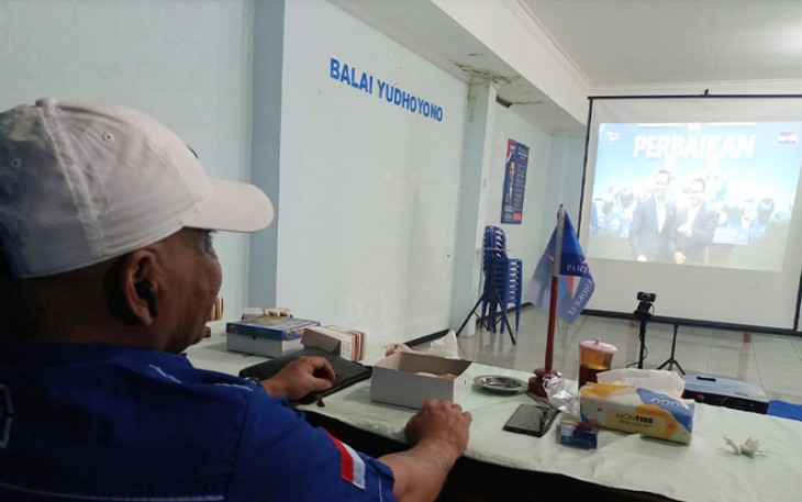 Ketua DPC Demokrat Karanganyar, Tri Hariyadi, menyimak live streaming acara "Dialog Gagasan Partai Demokrat Untuk Memperjuangkan Perubahan dan Perbaikan" di aula kantor sekretariatnya, Kamis (2/3/2023).