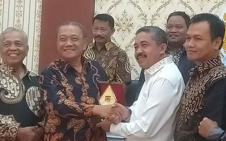 Ketua Komisi IV DPRD Kabupaten Trenggalek, Sukarudin, saat menerima cindera mata dari DPRD Kabupaten Sukoharjo, di aula DPRD Kabupaten Trenggalek, Jum'at (21/7/2023).