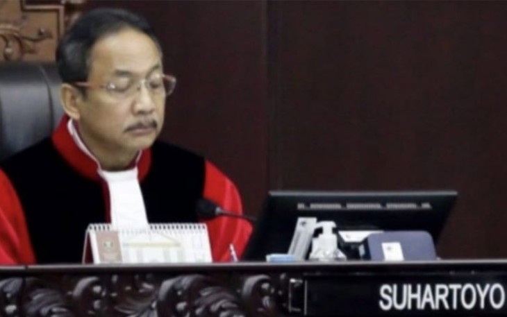Suhartoyo usai dilantik menjadi Ketua MK menggantikan Anwar Usman di Ruang Sidang MK, Jakarta Pusat, Senin (13/11/23).