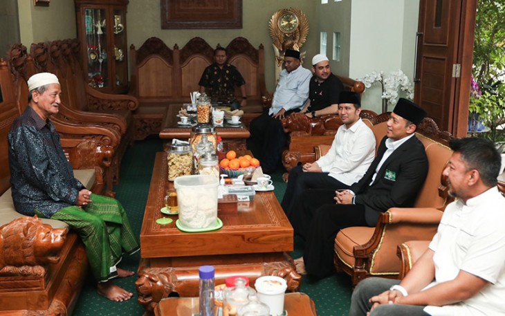 Ketum Partai Demokrat Agus Harimurti Yudhoyono (AHY) saat silaturahmi ke kediaman Wakil Rais PWNU Jatim, KH Agoes Ali Masyhuri di Pesantren Progresif Bumi Shalawat, kabupaten Sidoarjo pada Rabu (7/3/2023).