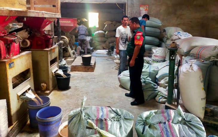 Babinsa Tokoh saat Sambangi Kilang Padi