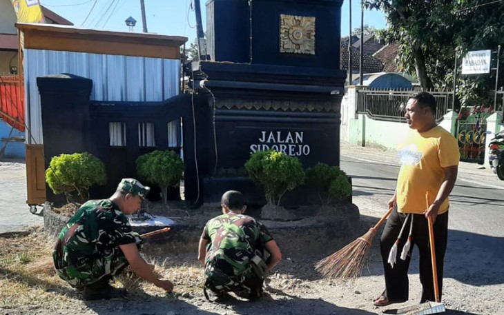 Anggota Kodim 0802/Ponorogo Bersama Warga Kerja Bakti Pembersihan Jalan