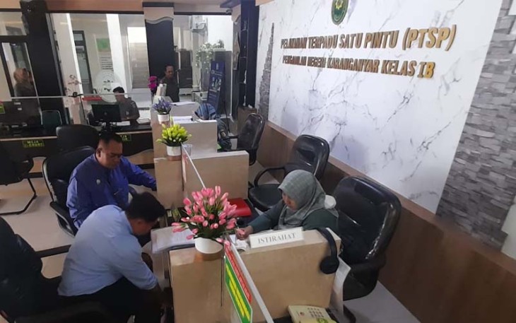 Kuasa hukum warga Desa Berjo, BRM Kusuma Putra dan Ismana Hendra Setiawan, saat mendaftarkan surat kuasa gugatan perdata di PTSP Pengadilan Negeri Karanganyar.