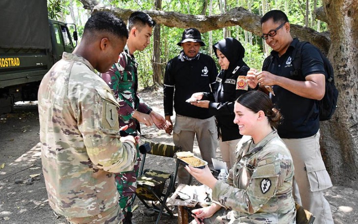 Tentara Amerika saat Mencoba Ransum TNI