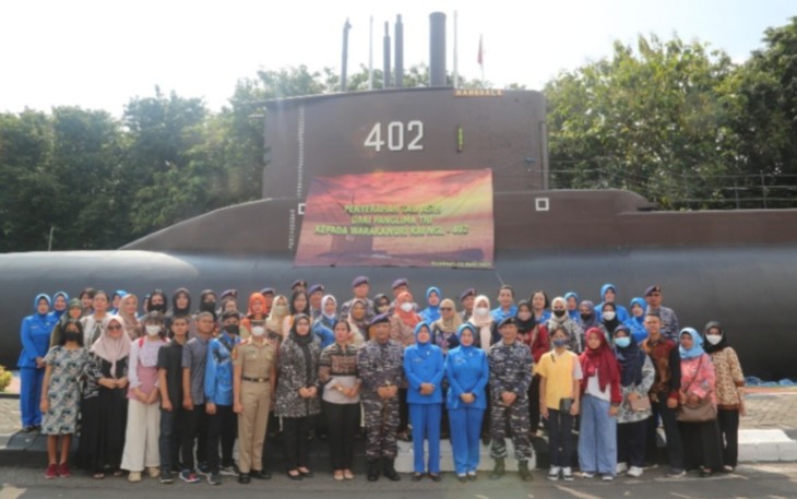 Tali Asih kepada Ibu-ibu Warakawuri dan ahli waris prajurit KRI Nanggala-402, bertempat di monumen KRI Nanggala -402 Koarmada II Surabaya, Jumat (21/4/2023)