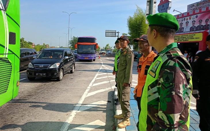  TNI-Polri Madiun saat memantau lalu lintas didepan Pos Pengamanan