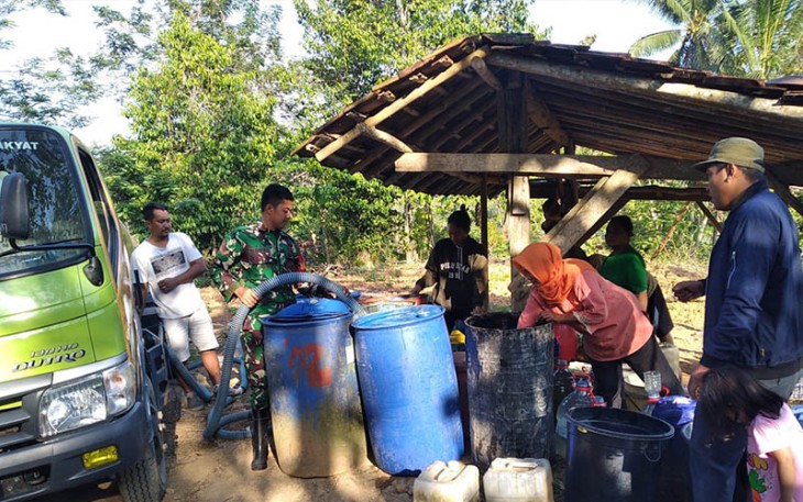 Koramil 0801/01 Pacitan Bersama BPBD Salurkan Air Bersih