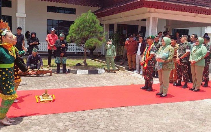 Pangdam Yanuar Adil dan Ny Mila beserta rombongannya saat Disambut Tari Sekapur Sirih di VIP Bandara Fatmawati Soekarno Bengkulu, Pukul 12.00 WIB, Senin (25/09/2023).