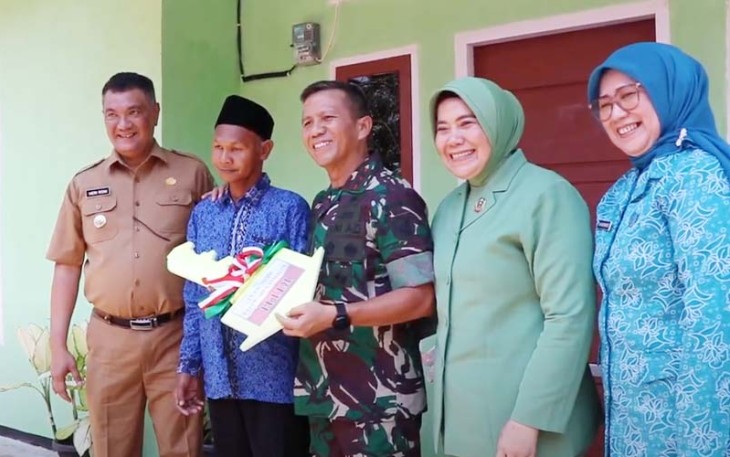 Pangdam Mayjen TNI Yanuar Adil saat penyerahan kunci hunian layak di Desa Sri Kuncoro, Kecamatan Pondok Kelapa, Kabupaten Bengkulu Tengah, Selasa (26/09/2023).