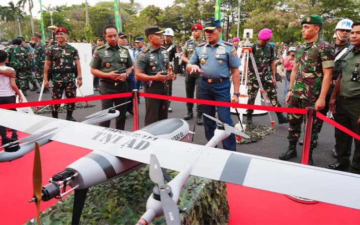 Panglima TNI Laksamana TNI Yudo Margono, S.E., M.M., saat mengecek rangkaian kegiatan pameran Alutsista, di Lapangan Silang Monas, Jakarta Pusat, Selasa (26/9/2023).