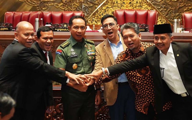 Jenderal TNI Agus Subiyanto, S.E., M.Si., resmi disahkan sebagai Panglima TNI menggantikan Laksamana TNI Yudo Margono.  
