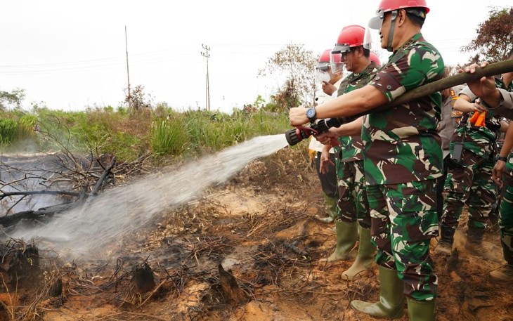 Panglima TNI Laksamana TNI Yudo Margono, S.E., M.M., didampingi oleh Pangdam XII/Tpr, Kapolda Kalbar, Danlantamal XII, Kabinda Kalbar, Ketua DPRD Prov. Kalbar, Sekda, Danlanud Supadio dan Kajati Kalbar, saat menyemprotkan air dititik Karhutla, Rabu (23/8/2023).