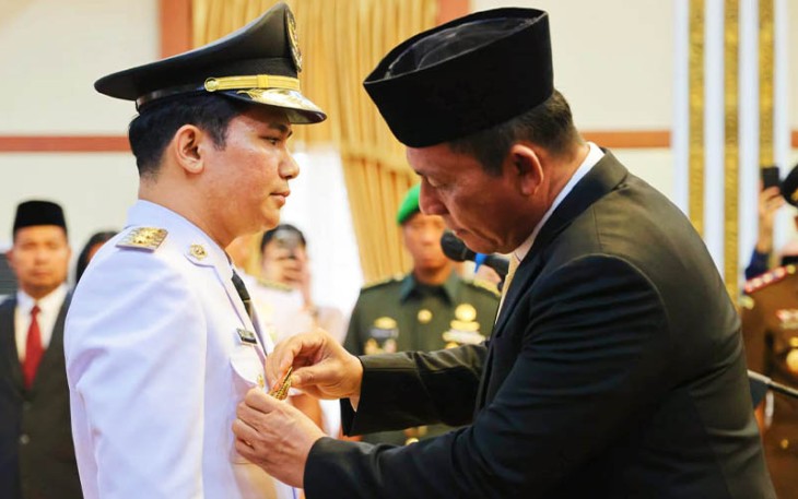 Gubernur Kepulauan Riau Ansar Ahmad saat melantik Ahdi Muqsith sebagai Wakil Bupati Bintan 