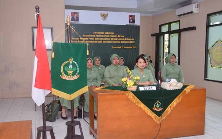 Ketua Persit KCK Cabang XX Dim 0806 Trenggalek saat Ikuti Pertemuan Gabungan Ketua Umum Persit Kartika Chandra Kirana melalui Platform Zoom Meeting
