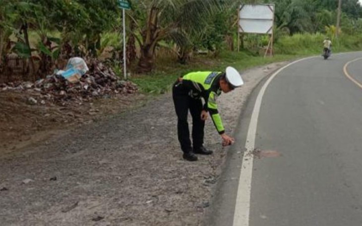 Personel Lantas Polsek Batang Toru saat melakukan cek dan olah TKP di lokasi kejadian.