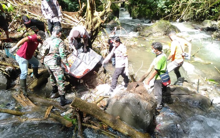 Petugas saat sedang berupaya mengevakuasi tubuh jasad manusia yang ditemukan di aliran sungai air terjun di kawasan Taman Wisata Alam Grojogan Sewu, Tawangmangu, Karanganyar, Jumat (24/2/2023).