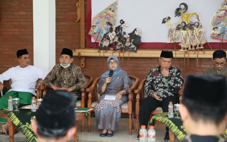 Bupati Blitar Rini Syarifah Didampingi Sekda Kabupaten Blitar Izul Marom di Sebalah Kirinya dan Sejumlah Ulama Saat Membuka Acara Pembinaan Wawasan Kebangsaan kepada Tokoh Agama dan Masyarakat