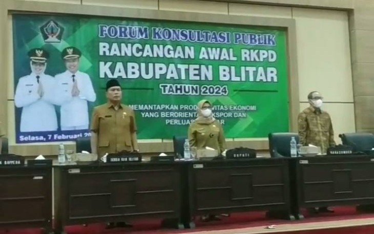 Bupati Blitar Rini Syarifah Didampingi Sekretaris Daerah Kabupaten Blitar Izul Marom di Forum Konsultasi Publik Ranwal RKPD Kabupaten Blitar Tahun 2023