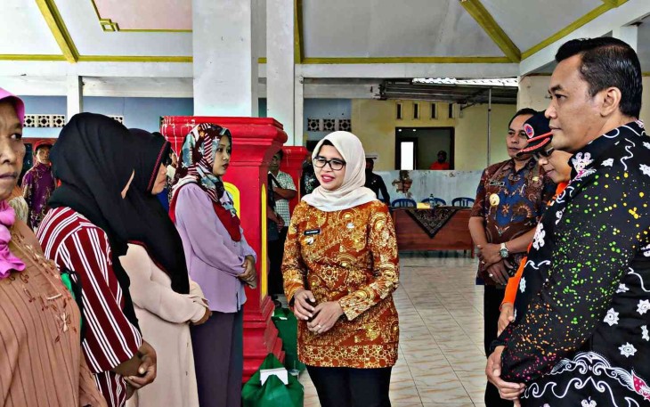 Bupati Blitar Rini Syarifah Didampingi Kepala BPBD Kabupaten Blitar Ivong Bettriyanto dan Forpimcam Wates Berikan Bantuan ke Warga Tanah Gerak di Desa Purworejo, Kecamatan Wates.