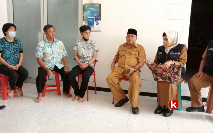 Walikota Blitar Santoso Didampingi Kadinsos Menjenguk dan Memberikan Bantuan kepada Albertino (korban tertimpa dahan pohon yang patah karena angin kencang). (Foto: Faisal NR / Klikwarta.com)