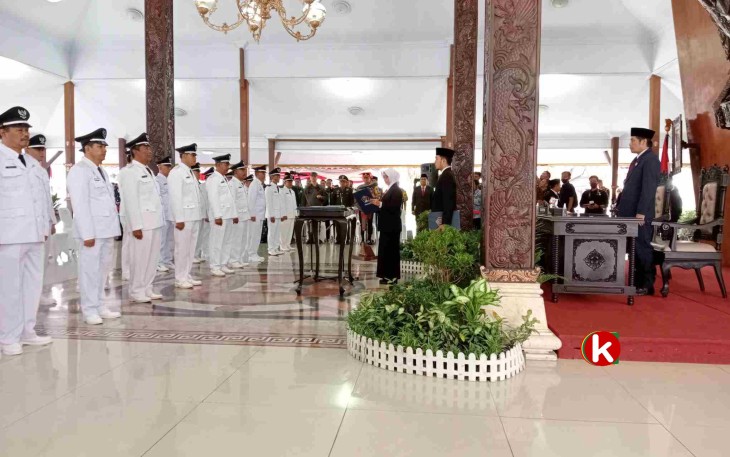 Ketua DPRD Kabupaten Blitar Suwito Saren Satoto (berdiri di panggung) Saksikan Proses Pelantikan Kepala Desa Terpilih Hasil Pilkades Serentak Tahun 2022 di Pendopo Ronggo Hadinegoro (Foto : Faisal NR / Klikwarta.com)