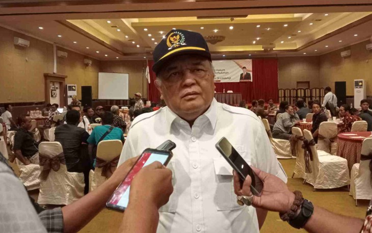 Anggota Komisi 4 DPR RI Jawa Timur 6 Endro Hermono Dikonfirmasi Awak Media Seusai Hadiri Bimtek Budidaya Ikan Koi Blitar (Foto : Faisal NR / Klikwarta.com)
