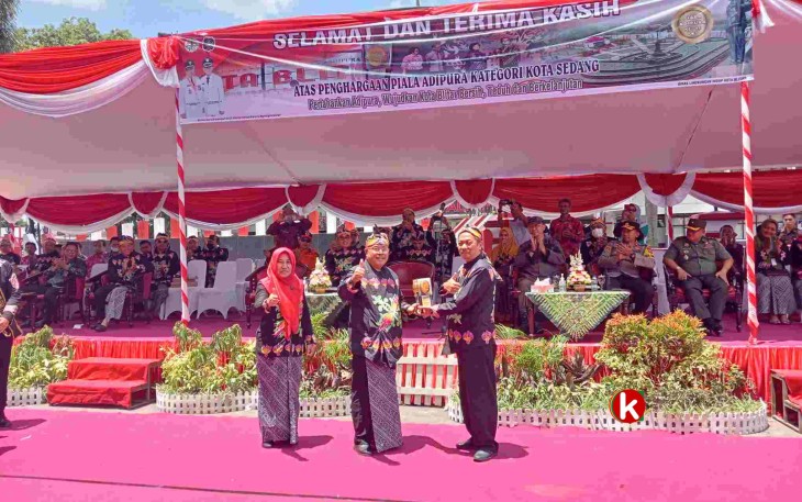 Walikota Blitar Santoso serahkan Piala Adipura kepada Ketua DPRD Kota Blitar Syahrul Alim (Foto : Faisal NR / Klikwarta.com)