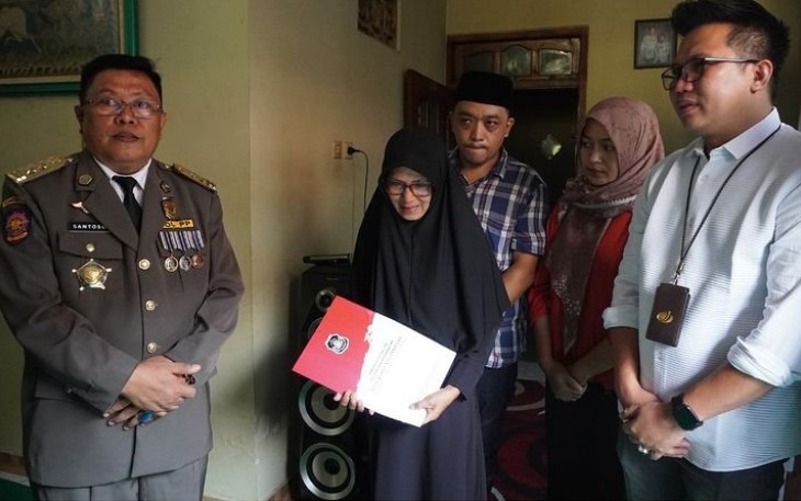 Walikota Blitar Santoso bersama Kepala BPJS Ketenagakerjaan Cabang Blitar Hendra E. Serahkan Santunan Kematian ke Ahli Waris Ketua Bawaslu Kota Blitar Alm. Bambang Arintoko.