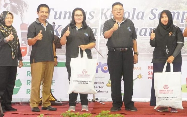 Walikota Blitar Santoso (dua dari kanan) Saat di Acara Puncak Peringatan HPSN 2023