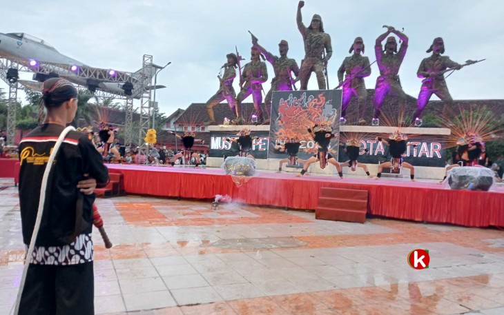 Pagelaran Seni Jaranan dengan Aksi Tari Barongan Kucing dalam rangka HUT Kota Blitar ke-117 tahun 2023 (Foto : Faisal NR / Klikwarta.com)