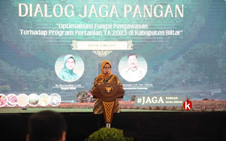 Bupati Blitar Rini Syarifah Sampaikan Sambutan di Acara Dialog Jaga Pangan (Foto : Faisal Nur Rachman / Klikwarta.com)