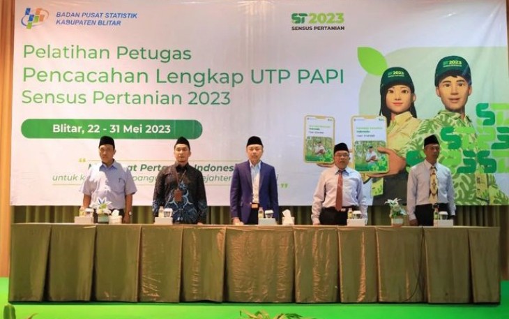 Wakil Bupati Blitar Rahmat Santoso (tengah pakai jas biru) di Acara Pembukaan Pelatihan Petugas Sensus Pertanian 2023 Kabupaten Blitar
