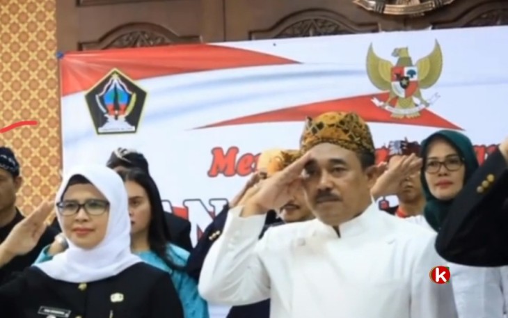 Wakil Ketua DPRD Kabupaten Blitar M. Rifai (pakai beskap putih blangkonan) Ikuti Upacara Peringatan Hari Lahir Pancasila 1 Juni 2023 Di Samping Bupati Blitar Rini Syarifah (Foto : Faisal NR / Klikwarta.com)