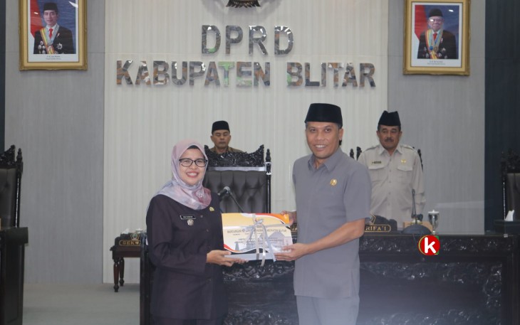 Bupati Blitar Rini Syarifah Serahkan Dokumen Penjelasan Pertanggungjawaban Pelaksanaan APBD Tahun 2022 kepada Ketua DPRD Kabupaten Blitar Suwito Saren Satoto (Foto : Faisal NR / Klikwarta.com)