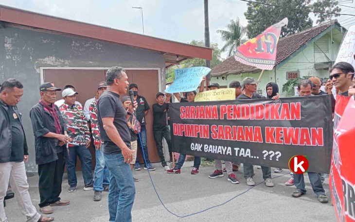 Ketua LSM GPI Jaka Prasetya bersama Puluhan Anggotanya saat Unjuk Rasa di Depan Kantor Dinas Pendidikan Kabupaten Blitar, Senin 5 Juni 2023. (Foto : Faisal NR / Klikwarta.com)