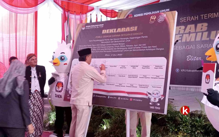 Ketua DPRD Kabupaten Blitar Suwito Saren Satoto Tandatangani Deklarasi Pemilu 2024 yang Damai dan Berintegritas. (Foto : Faisal NR / Klikwarta.com)