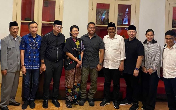 Wakil Bupati Blitar Rahmat Santoso (dua dari kiri) bersama Romy Soekarno (tiga dari kiri) bersama Eks Panglima TNI Jenderal Andika Perkasa beserta istri, Eks Walikota Blitar Djarot Saiful Hidayat, Perwakilan DPP PDIP, dan Ketua DPRD Kota Blitar Syahrul Alim (paling kiri) seusai Makan Bersama di Salah Satu Restoran di Kota Blitar