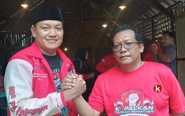 Hermawan (kiri) Bersama Sekretaris DPC PDIP Kabupaten Blitar Supriyadi. (Foto : Faisal NR / Klikwarta.com)