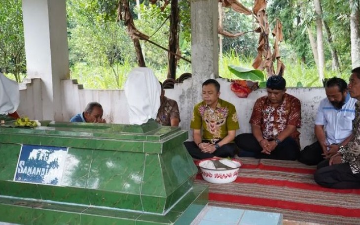 Wabup Blitar Rahmat Santoso (baju batik warna hijau) Saat Ziarah di Pusara Makam Mbah Samandiman Didampingi Kepala Disparbud Pemkab Blitar Suhendro Winarso beserta Jajaran Terkait
