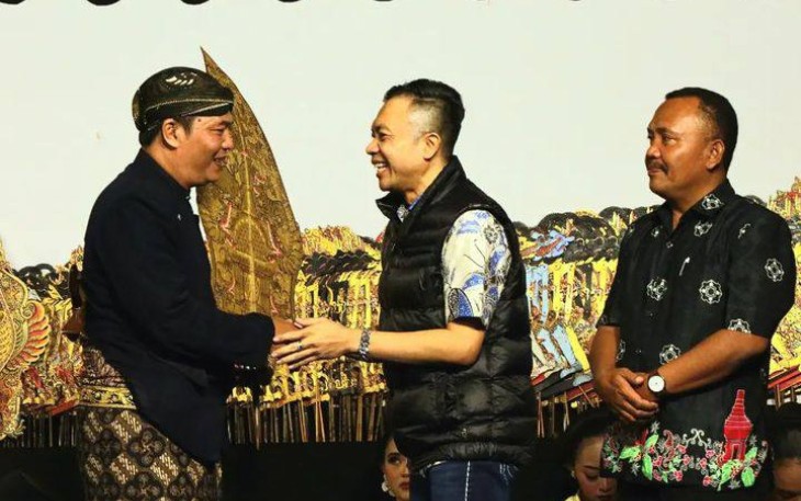 Wakil Bupati Blitar Rahmat Santoso saat Menerima Gunungan dari Sang Dalang di Acara Bersih Desa Plandirejo Kecamatan Bakung semalam.