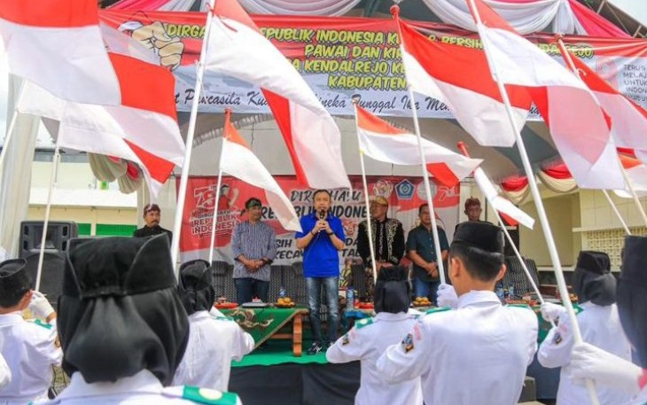 Wakil Bupati Blitar Rahmat Santoso (baju biru) Buka Kirab Budaya dan Pawai Sound System Sambut HUT RI ke 78 di Desa Kendalrejo Kecamatan Talun.