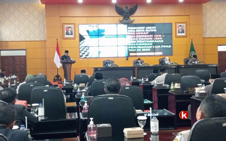 Wakil Walikota Blitar Tjutjuk Sunario Sampaikan Pendapat Akhir Walikota Blitar terkait Rancangan KUA-PPAS Tahun 2024 dan KUA-PPAS Perubahan Tahun 2023. (Foto : Faisal NR / Klikwarta.com)