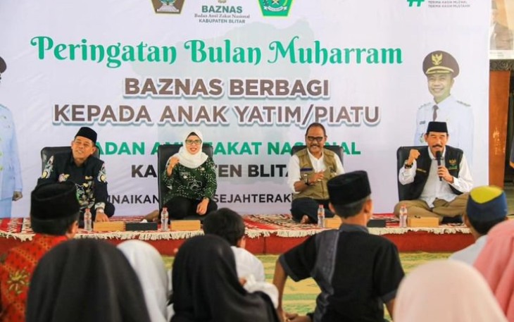 Bupati Blitar Rini Syarifah bersama BAZNAS Kabupaten Blitar Tasyarufkan Bantuan kepada Anak Yatim Piatu