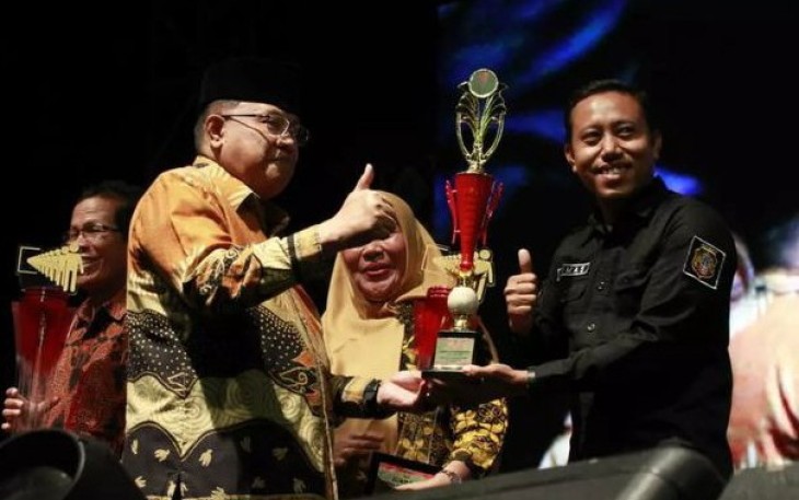 Walikota Blitar Santoso Saat Berikan Penghargaan kepada Penerima Penghargaan di Dalam Rangkaian Acara Pesta Merah Putih
