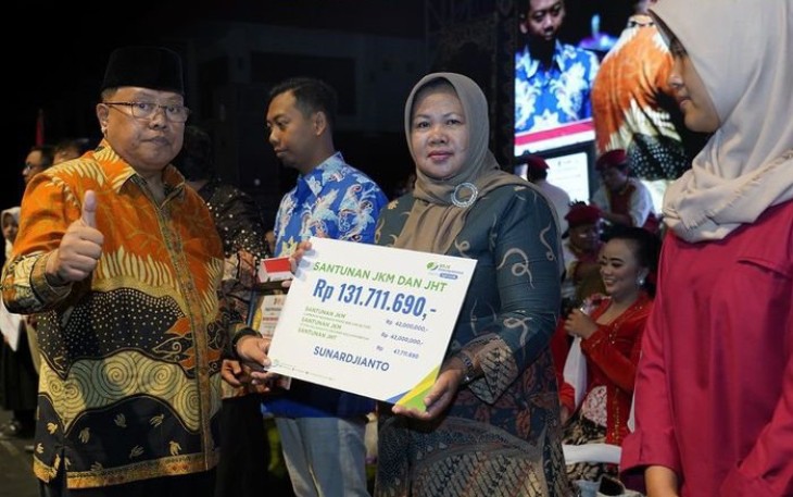 Walikota Blitar Santoso Serahkan Manfaat Program dari BPJS Ketenagakerjaan Cabang Blitar di Acara Pesta Merah Putih HUT RI ke 78 