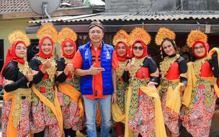 Wakil Bupati Blitar Rahmat Santoso Saat Bersama Salah Satu Kelompok Peserta Kirab Budaya Peringatan HUT RI ke 78 di Kabupaten Blitar