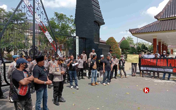 LSM GPI Saat Unjuk Rasa di Depan Kantor Bupati Blitar Namun Bupati Blitar Rini Syarifah Tidak Menemuinya. (Foto : Faisal NR / Klikwarta.com)