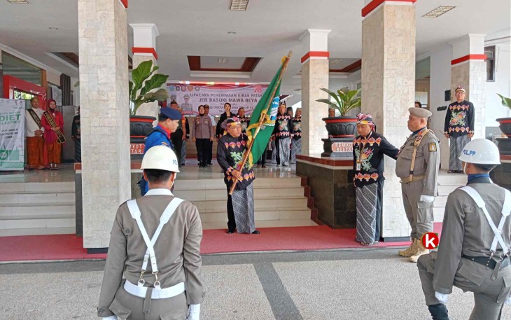 Walikota Blitar Santoso Menerima Panji Pataka Jer Basuki Mawa Beya Jawa Timur yang Dikirab Dalam Rangka Hari Jadi Jawa Timur ke-78. (Foto : Faisal NR / Klikwarta.com)